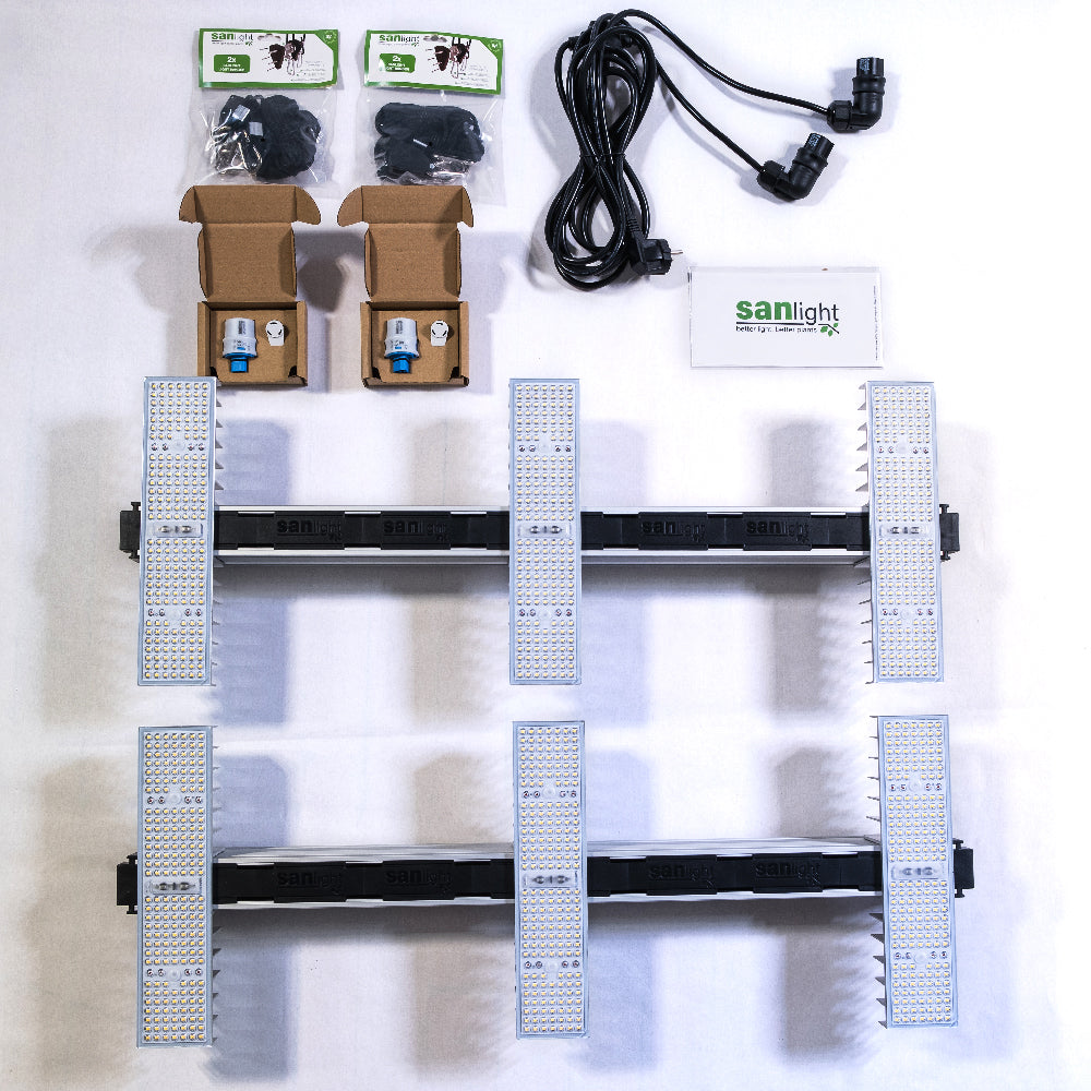 LED Growlampe im Set. Im Set dabei sind die LED Growlampe mit drei länglichen, schmalen Lampen mit integrierten LEDs, ein schwarzes Netzteil, zwei Stück Aufhängungen und zwei Dimmer für die Beleuchtung.