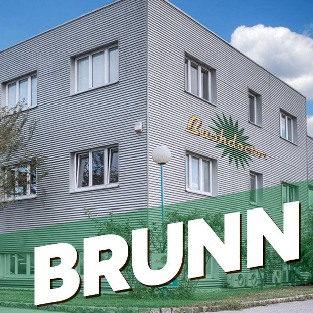 Bild von der Bushdoctor Filiale in Brunn von draußen. Auf dem Gebäude ist das Logo von Bushdoctor abgebildet.