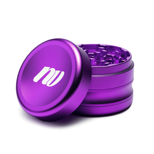 Grinder von der Marke NV, Modell Diamond, vierteilig und 40 Millimeter Durchmesser. In der Farbe violett.