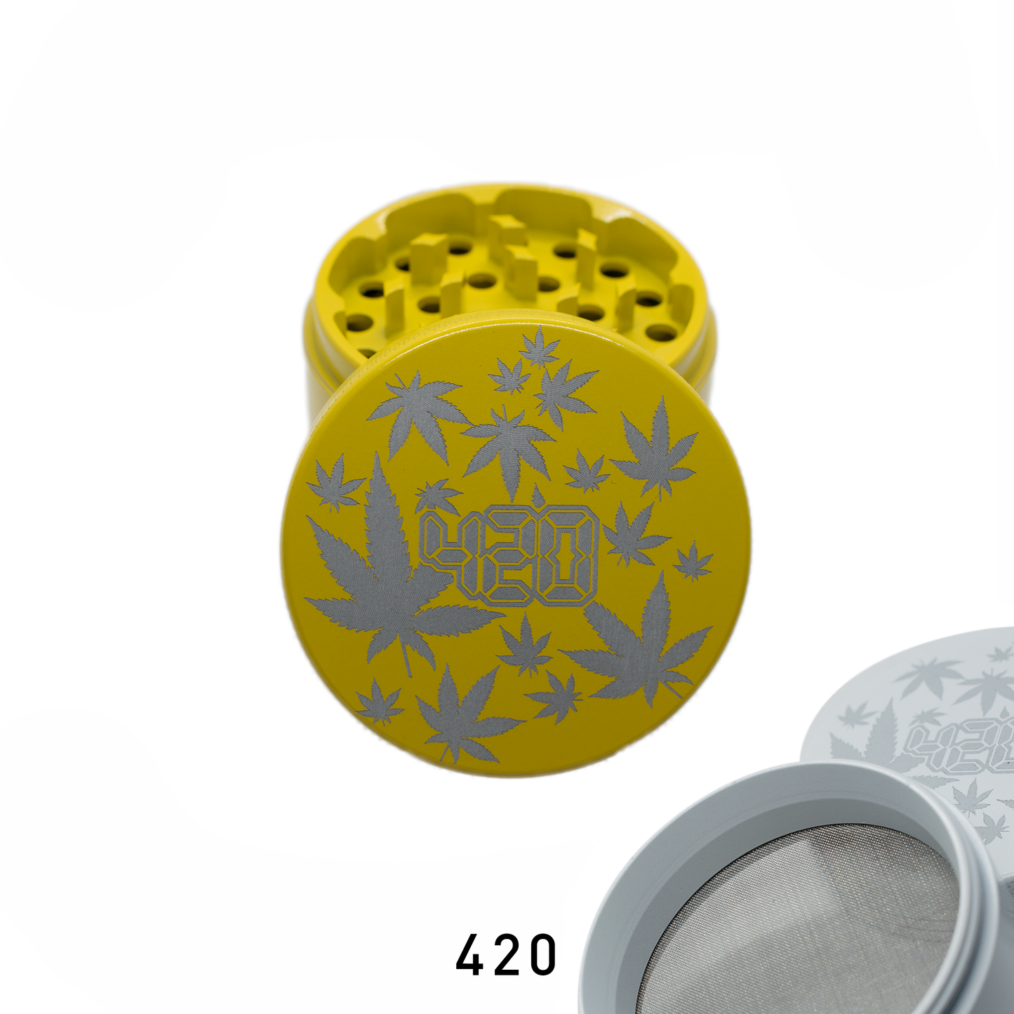 Keramik Grinder mit einem 63 Millimeter Durchmesser von der Marke NV. Die Farbe ist gelb, mit einer silbernen Schrift und Hanfblättern.