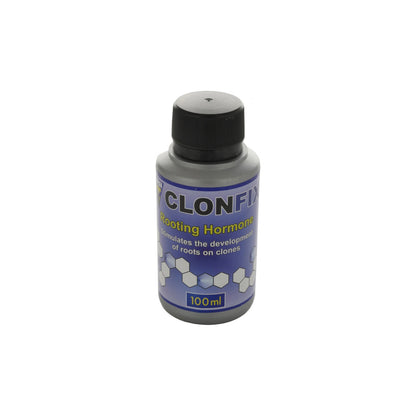 Pflanzenhilfsmittel ClonFix von der Marke Hesi in einem grauen 100ml Kunststofffläschchen mit blauem Etikett und schwarzem Deckel vor einem einfarbigen, weißen Hintergrund.