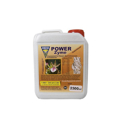 Pflanzenhilfsmittel PowerZyme von der Marke Hesi in einem weißen zwei Komma fünf Liter Kunststoffbehälter mit Etikett und orangenem Deckel vor einem einfarbigen, weißen Hintergrund.