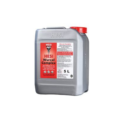Pflanzenhilfsmittel Wurzel Complex von der Marke Hesi in einem grauen fünf Liter Kunststoffbehälter mit rotem Etikett und rotem Deckel vor einem einfarbigen, weißen Hintergrund.