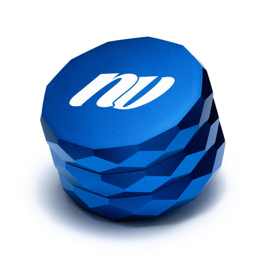 Vierteiliger Grinder mit Pyramid Gewinde und einem Durchmesser von dreiundsechzig Millimeter von der Marke NV. Das Logo ist in weiß und mittig auf dem Grinder, der Grinder hat die Farbe blau und das Produkt ist vor einem weißen Hintergrund.