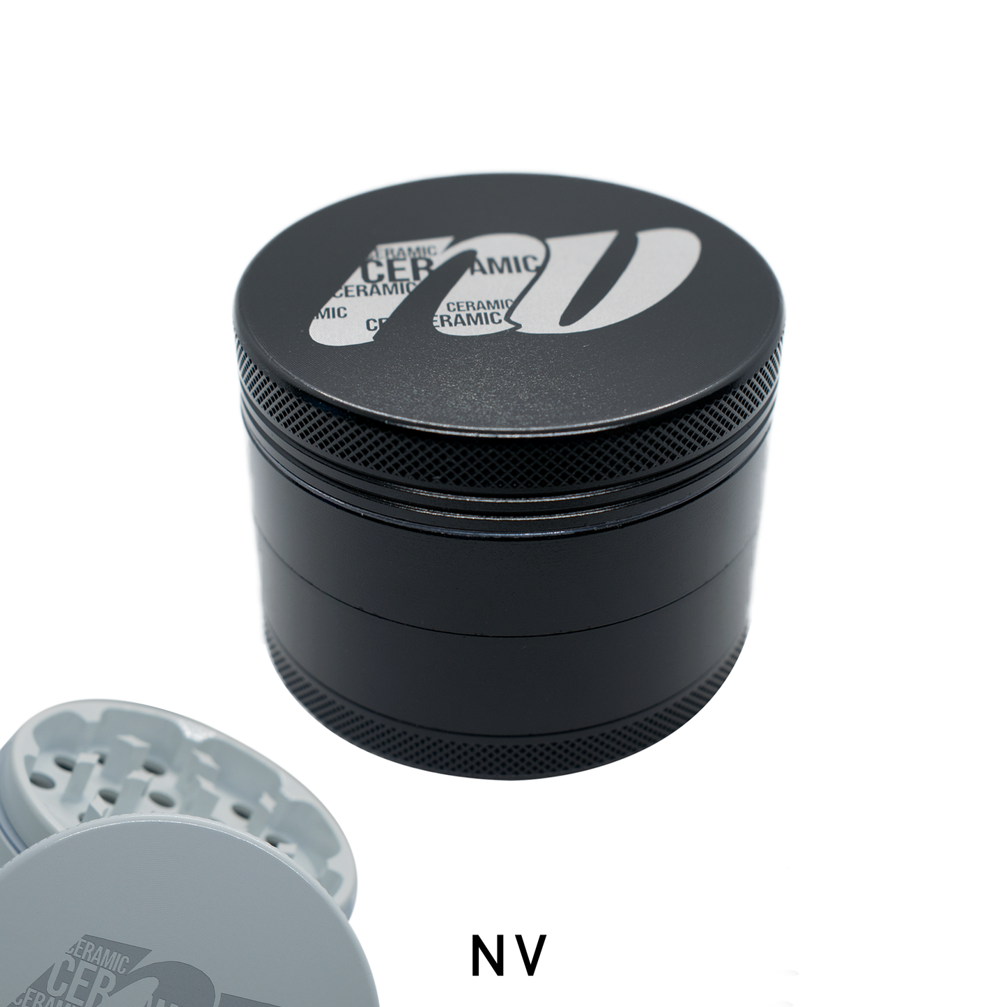 Keramik Grinder in der Farbe schwarz mit dem Logo von NV Grinder mittig auf dem Deckel. Der Durchmesser beträgt 63 Millimeter