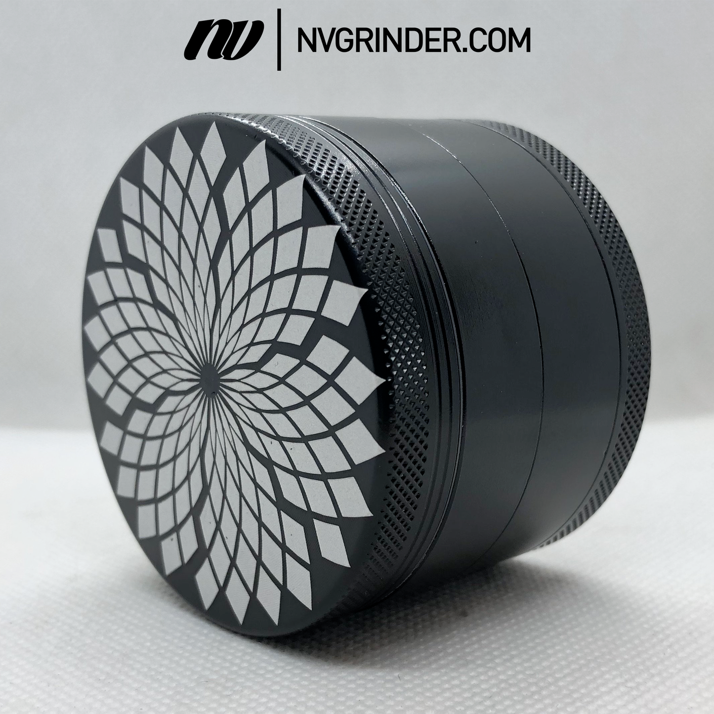 Keramik Grinder mit einem 63 Millimeter Durchmesser von der Marke NV. Die Farbe ist schwarz mit einem hellgrauen Mandalamuster.