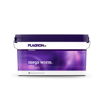 Mega Worm Erde-Dünger von der Marke PLAGRON in einem flachen, runden lila-farbenen Kunststoffbehälter vor einem weißen Hintergrund.