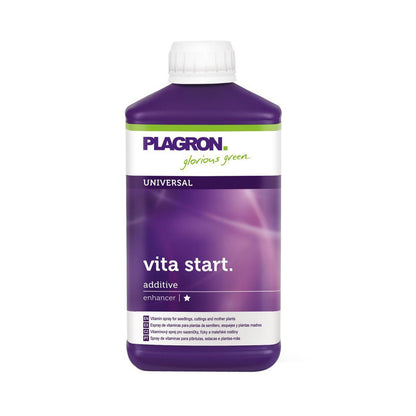 Pflanzenhilfsmittel Vita Start von der Marke Plagron in einem fünfhundert Milliliter Kunststoffbehälter in der Farbe lila und mit einem Etikett versehen vor einem weißen Hintergrund.