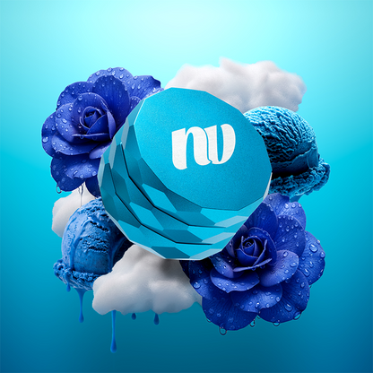 NV Grinder Pyramid Magnet in der Farbe Sky Blue. Der Hintergrund ist kräftig Blau, zu sehen sind Rosen in dunkelblau, Wolken und blaue Eiskugeln. Darüber befindet sich der NV Grinder.